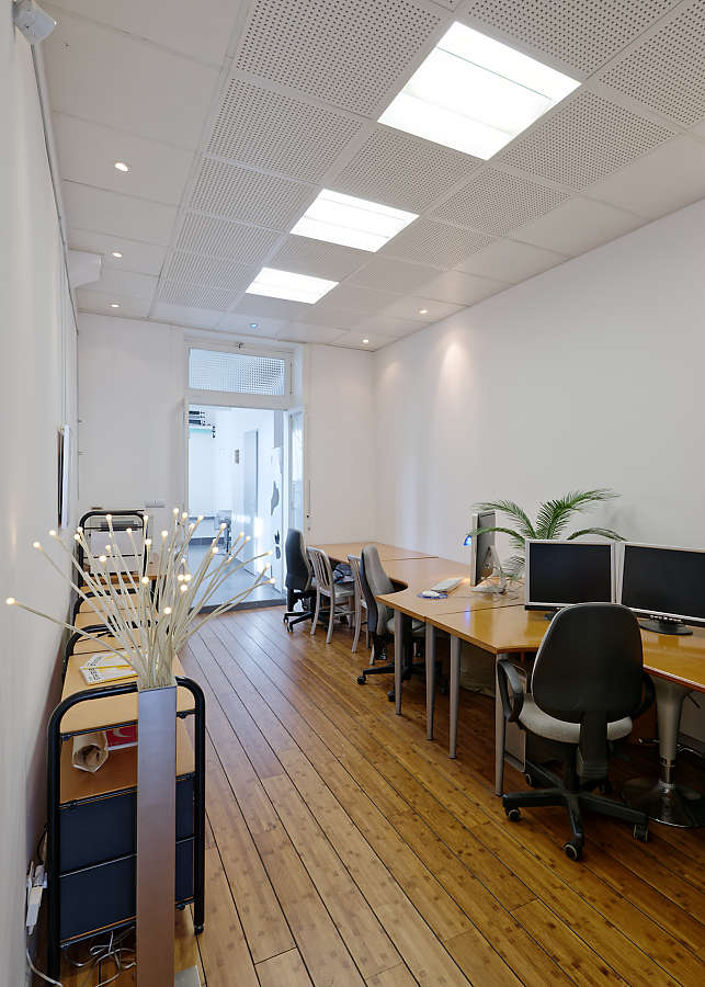 intérieur showroom avec tables pour vernissage