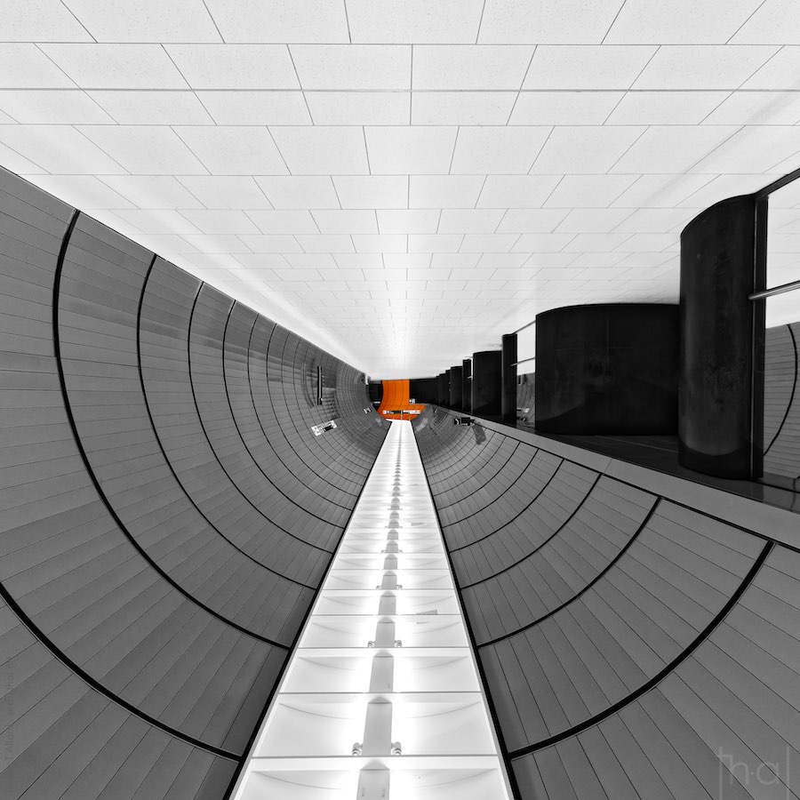 Photogaphie artistique inversée d'un couloir du métro berlinois