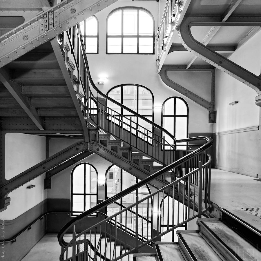Escalier avec une structure métallique dans un ancien bâtiment industriel