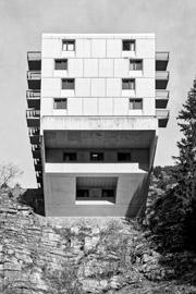 Immeuble surplombant de l'architecte Marcel Breuer à Flaine 