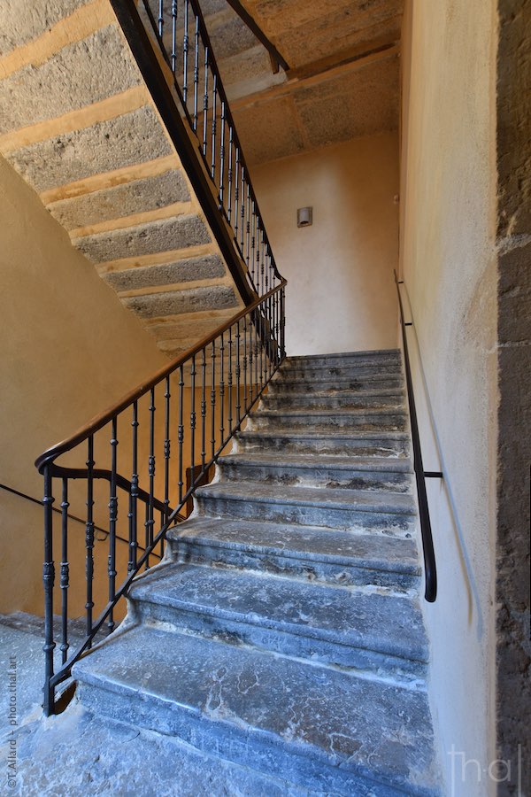 Escalier patrimonial dans le vieux Lyon