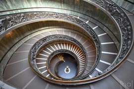 Détail d'architecture intérieure : escalier en colimaçon à Rome