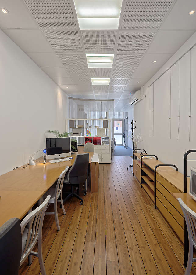 intérieur showroom avec cimaises aux murs