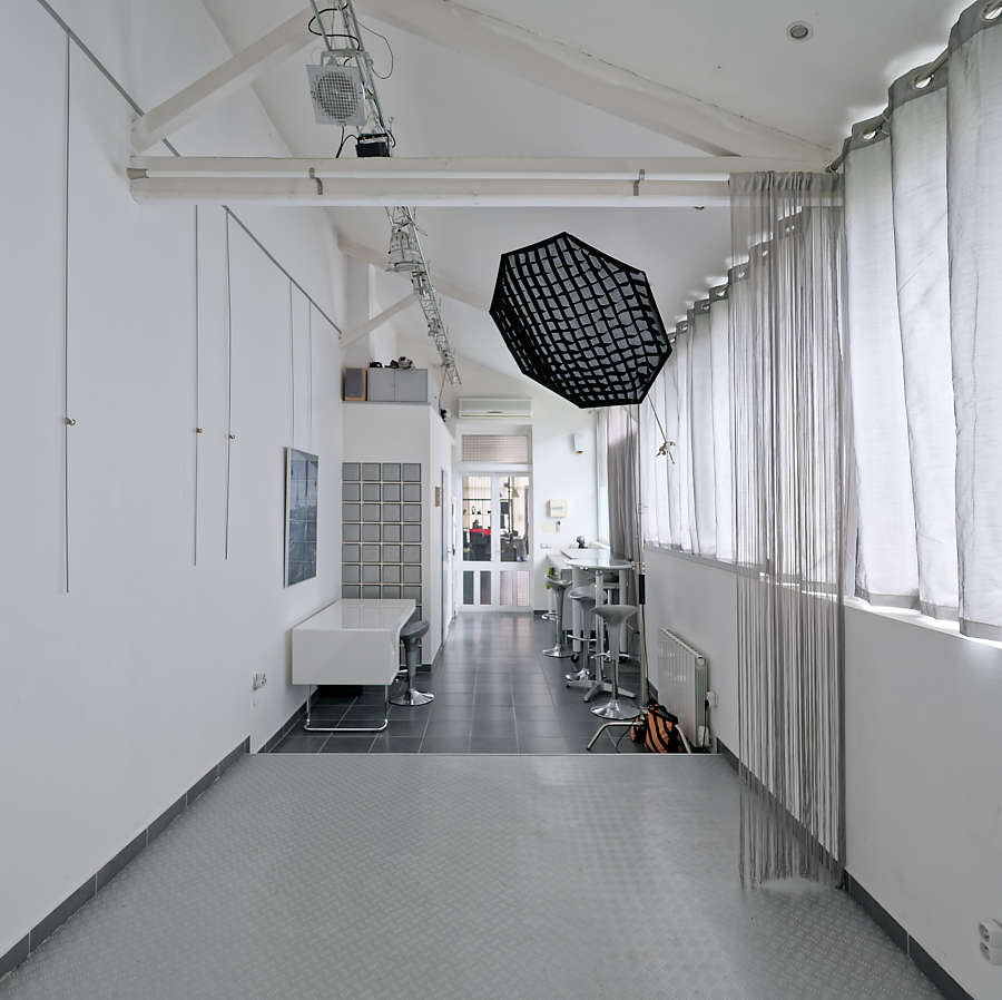 intérieur showroom avec murs équipés de cimaises