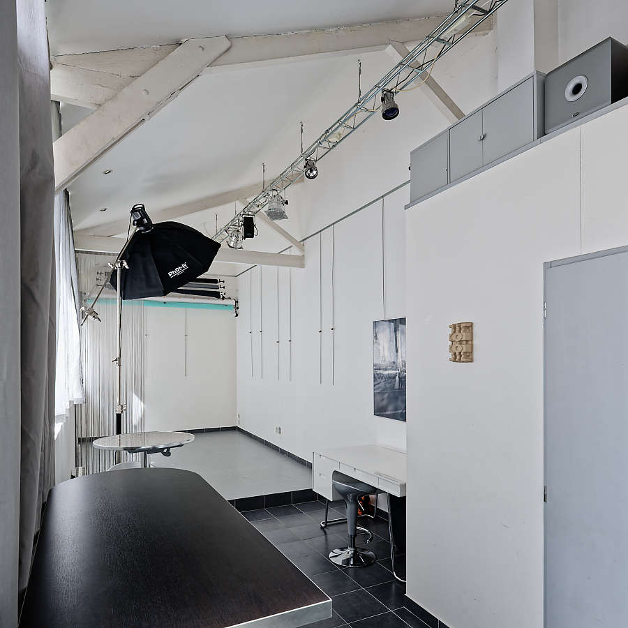 intérieur showroom avec murs équipés de cimaises