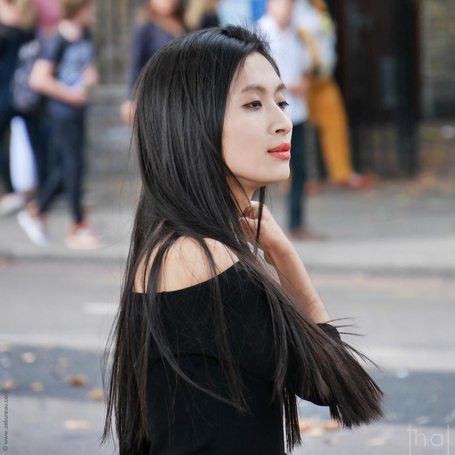 Portrait en lumière naturelle dans la rue