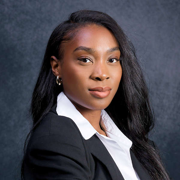 Portrait studio féminin pour Linkedin au format carré